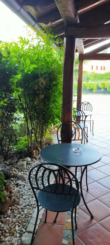 Tavolini all'aperto nel giardino