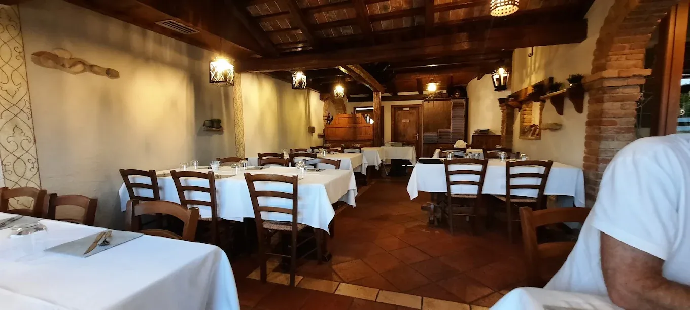 La sala principale con i tavoli apparecchiati