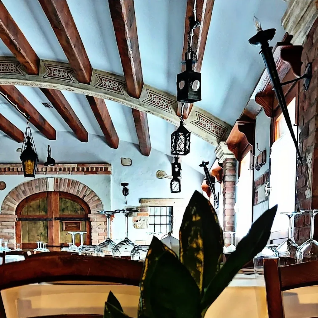 Scorcio della sala con archi in mattoni