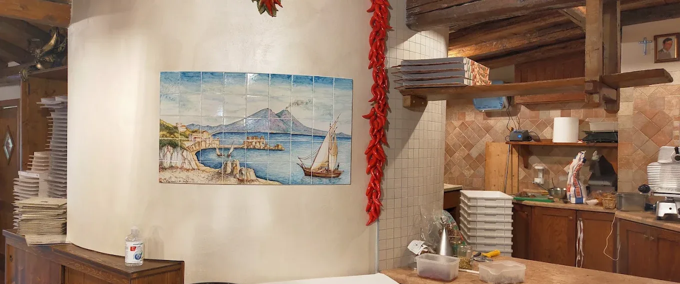 Il bancone con il quadro del Golfo di Napoli