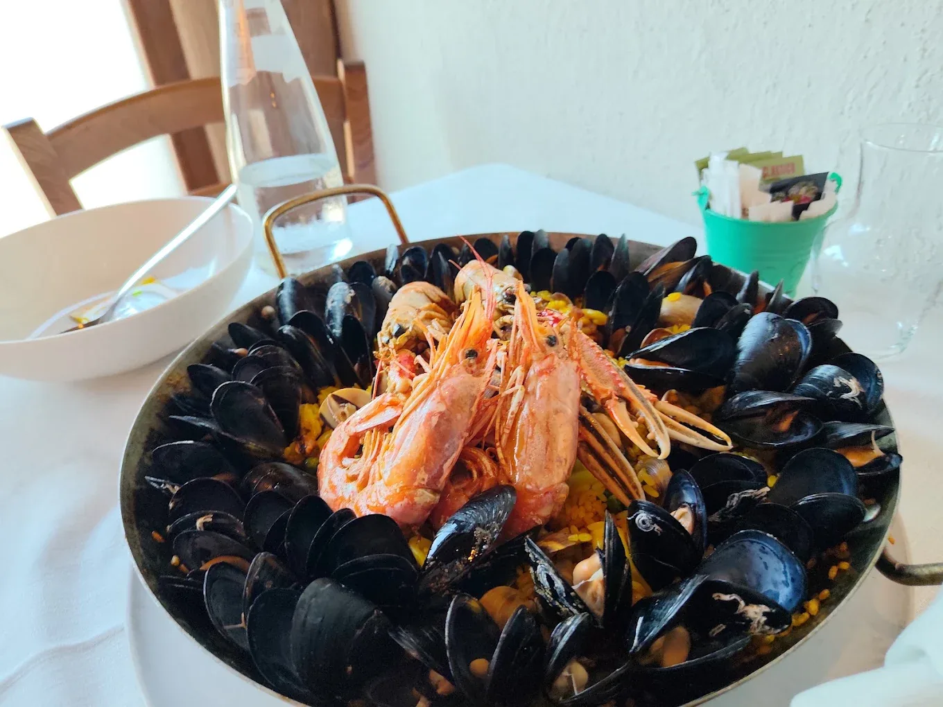 Paella di mare con cozze e scampi