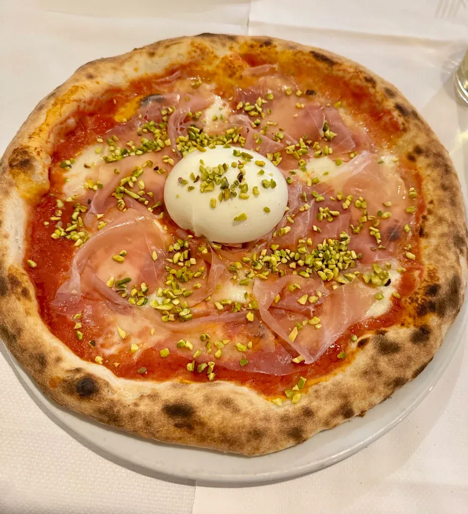 Pizza con prosciutto crudo, burrata e granella di pistacchio