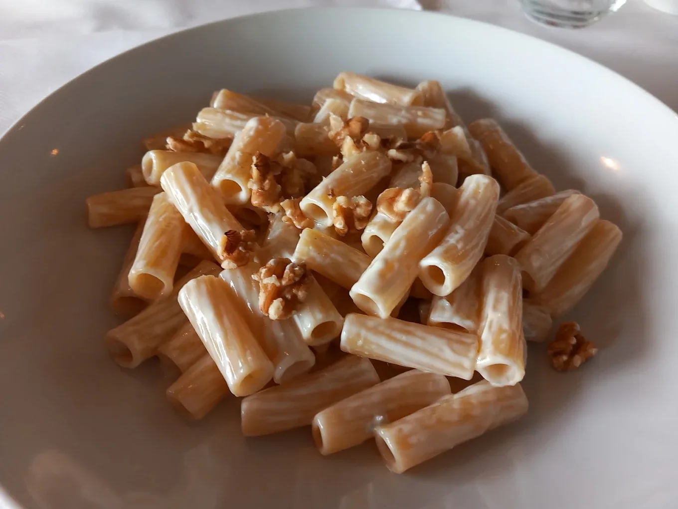 Pasta con salsa bianca e noci