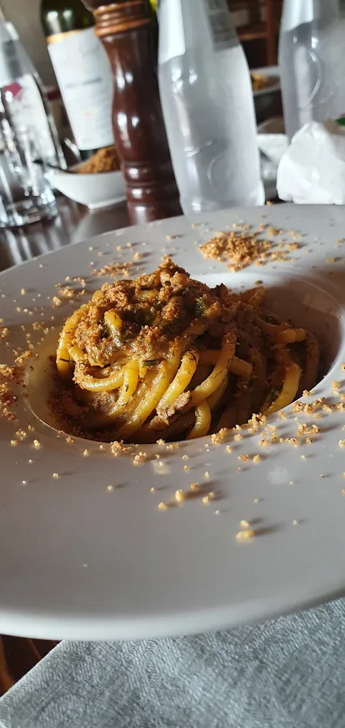 Spaghetti con ragù e pangrattato